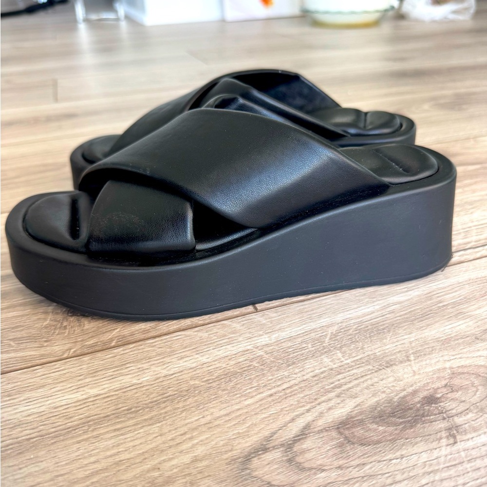 L’Intervalle Black Platform Slides